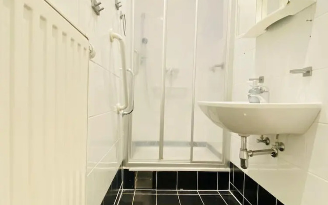 Comfy and Scenic 4BR Stay in Ottakring