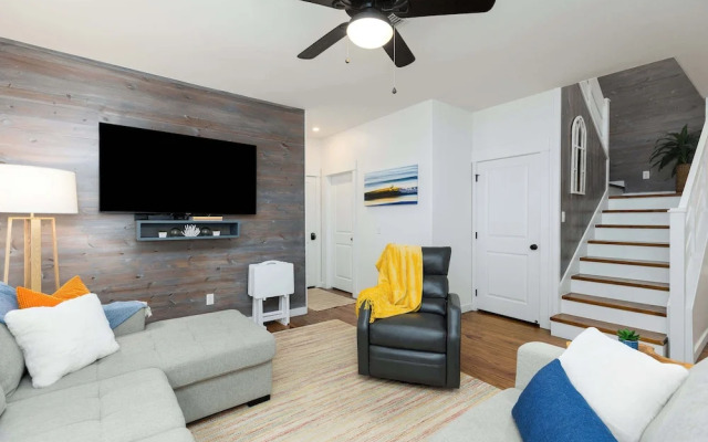 Comfy 3bdr Right in Town Sleeps 10