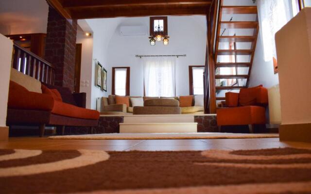 Sunshine house for 9, cozy set up,verandas, sea view.