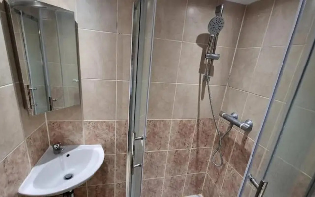 Spacious 6-bed house - 12 mins Gatwick