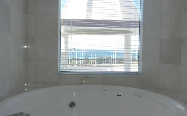 Beachside Resort - Kawana Waters