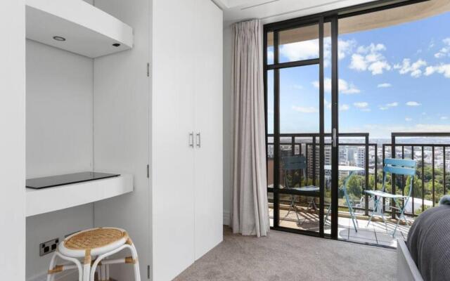 Bright One Bedroom Beauty With Balcony