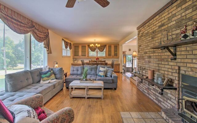 Bright Springfield Home: Walk to Nature Center!