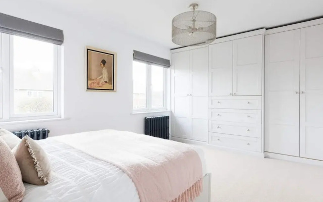 Chic 4-bed Coastal Retreat in Heart of Bosham