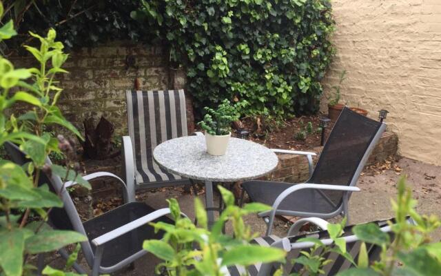 Entire 2-bedroom house with garden