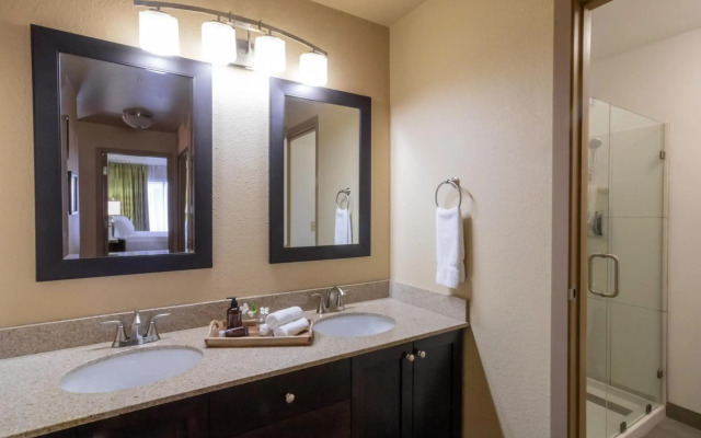 Oxford Suites Portland - Jantzen Beach