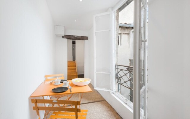 Cosy Duplex Overlooking the "rue de la Loge"!