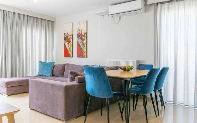 Lis153 by Smart Cozy Suites - Top Floors with Amazing City View - Available 24hr