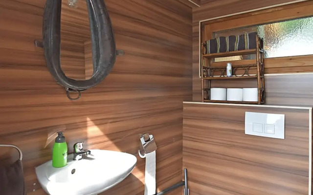 Cushy Apartment with Hot Tub, Sauna, Solarium, BBQ, Balcony