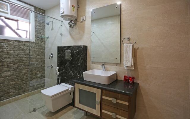 OYO TOWNHOUSE 460 H C Grand