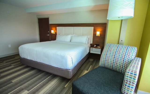 Holiday Inn Express & Suites Miami Airport East, an IHG Hotel