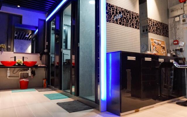 SNOOZE Capsule Hotel