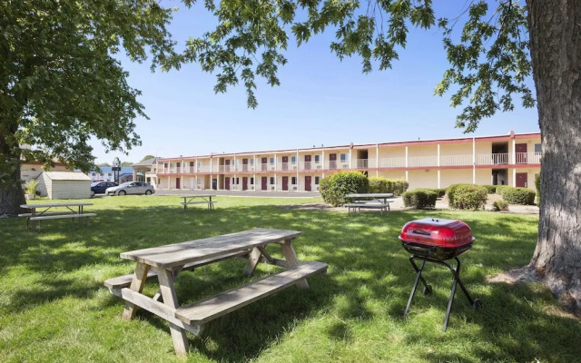 ECONO LODGE INN &amp; SUITES