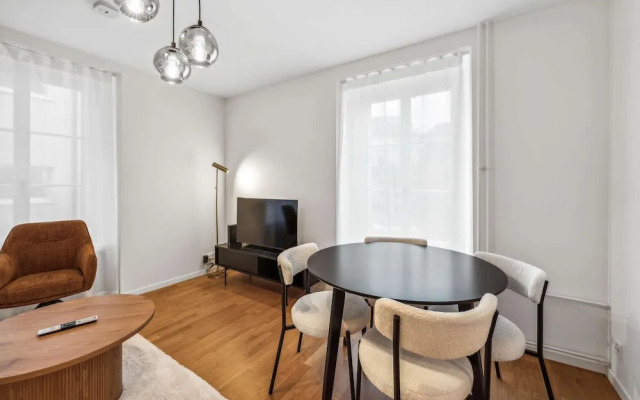 Modern 2 Bdr-flat top Location