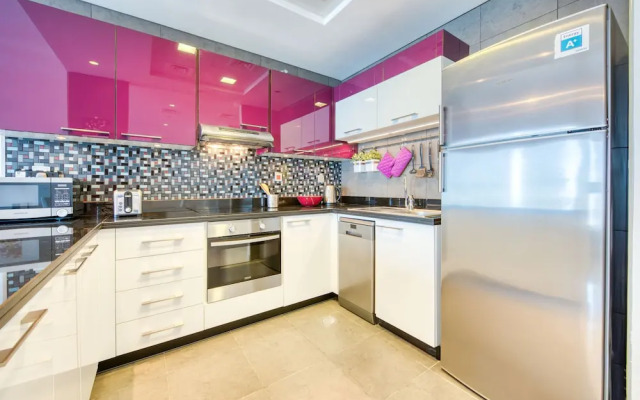 Cayan Tower by  Raine & Horne Holiday Homes