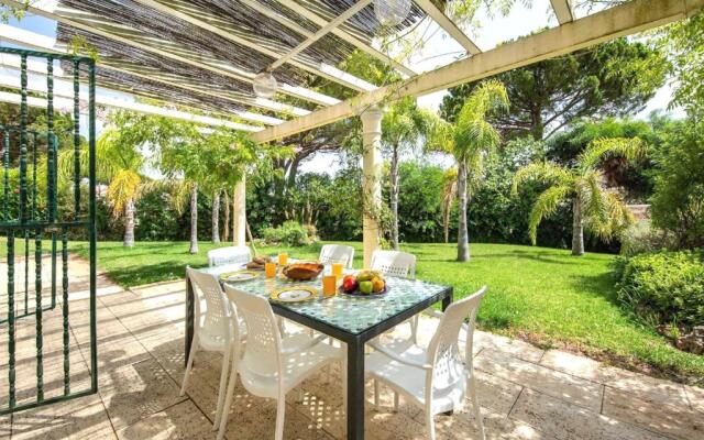 A Stylish Villa With a Private Pool, Short Drive From the Centre, Free AC & Wifi