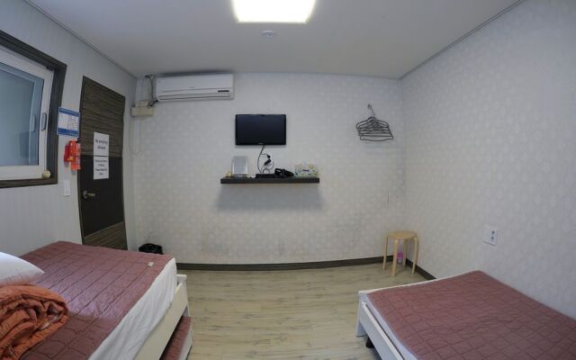 HI Guest House - Hostel