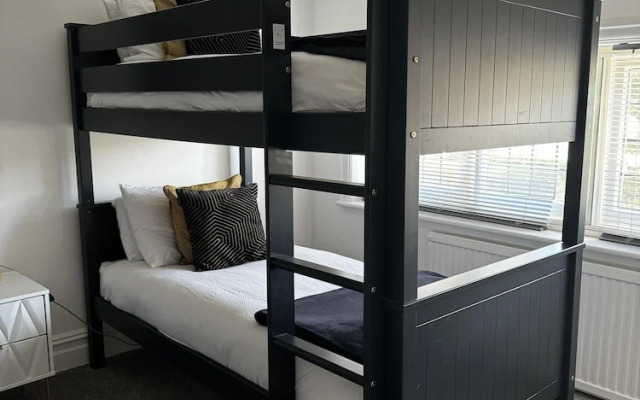 Inviting 2-bed Apartment in Poole