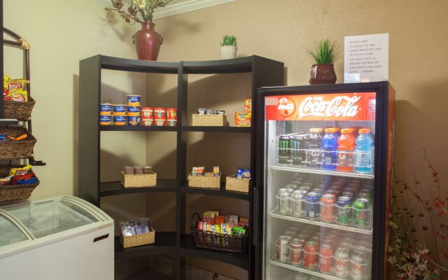 Cloverleaf Suites Kansas City - Overland Park