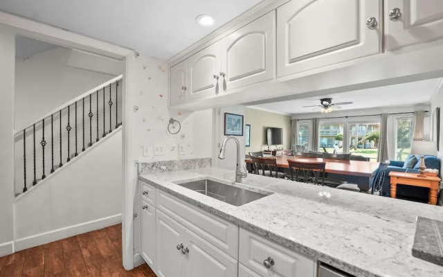 Two-story Condo With Private Deck, Wifi and Courtyard Pool Access