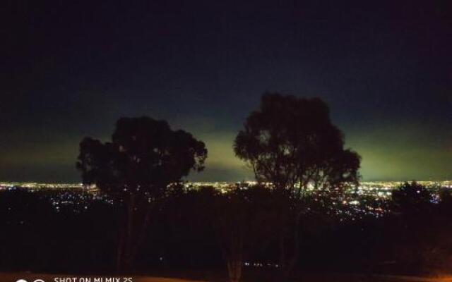 Tranquil hilltop with amazing view-15mins from CBD