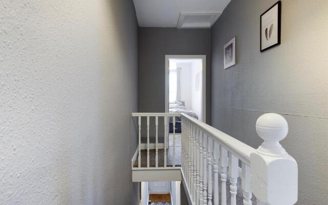 Cheerful 3 bedroom home with free parking and WIFI