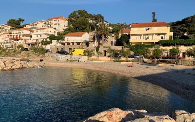 Sea view apartment near the beach 1-Jelsa center