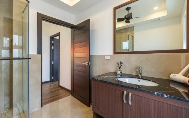 Modern 4 BR Pool & Tropical Garden MS-30