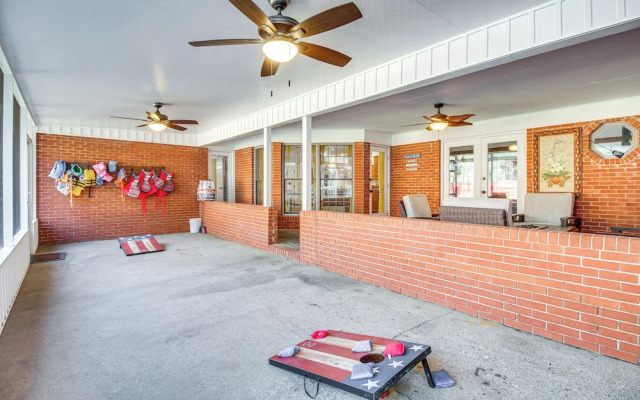 Pool + Gameroom: Family Fun Retreat in Hinesville!