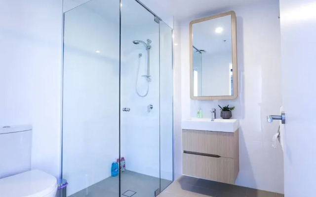 Stylist 2 Bedrooms Apartment With Pool/gym/parking