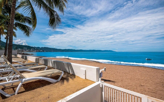 Beachfront Luxury 4BR Penthouse With Incredible Ocean Views