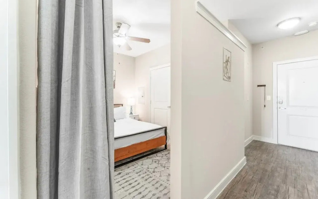 Fun Soco 1BR King Suite w Gympickleballlaundry