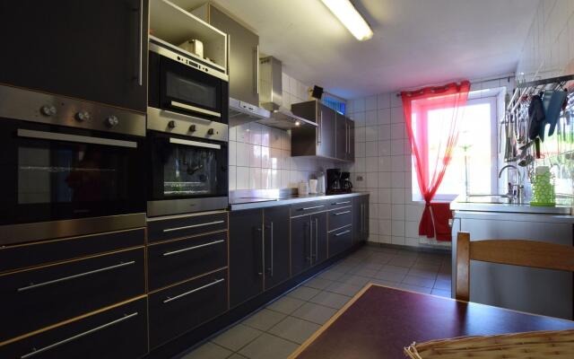Pleasant Holiday Home with Sauna and Jacuzzi in Courtil