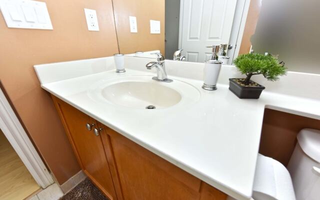 Sarkar Suites - 3888 Duke of York Blvd