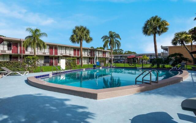 HomeTowne Studios By Red Roof Vero Beach - I-95