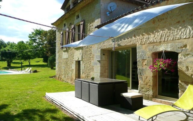 House With 3 Bedrooms in Saint-germain-du-salembre, With Pool Access,