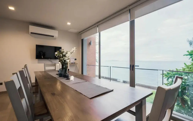 Sandbox beachfront villa2