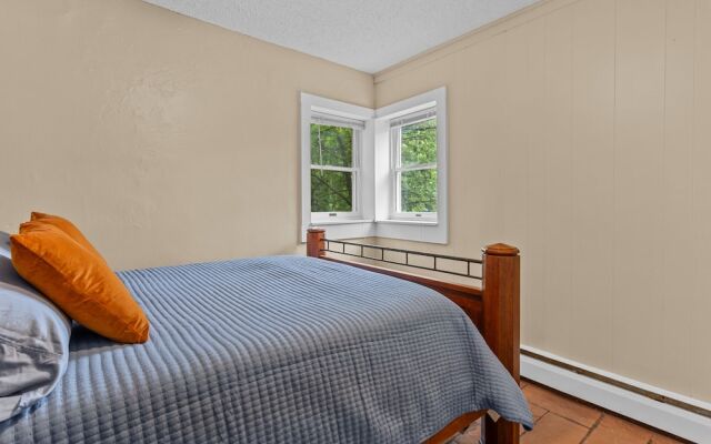 Tudor Style Apartment near MSU