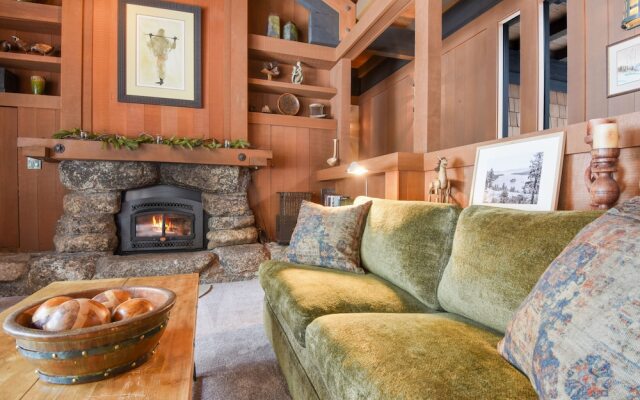 Joy on the River Stunning Waterfront Home for 10