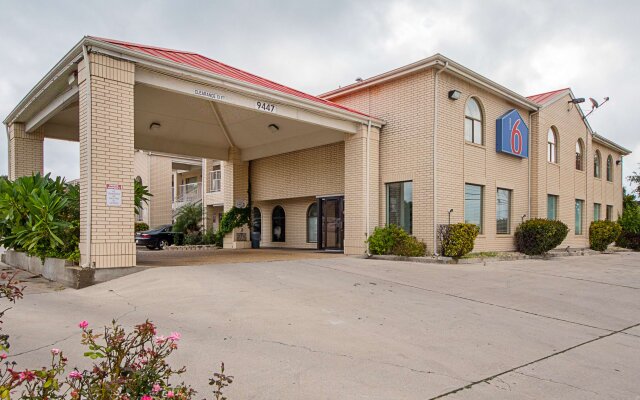 Motel 6 San Antonio, TX - Fiesta Trails