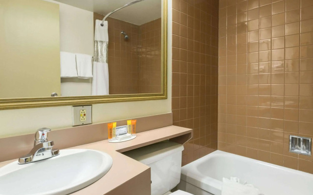 Travelodge by Wyndham Edmonton East