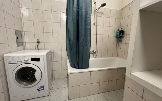 Affordable 3BR shared Apt. near Meidling