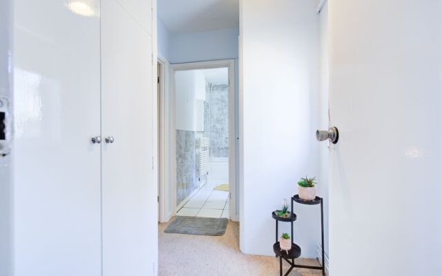 Private Family Apartment in Posh SW1 London