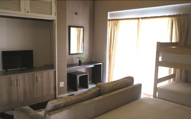 Umgwezi Lodge And Backpackers