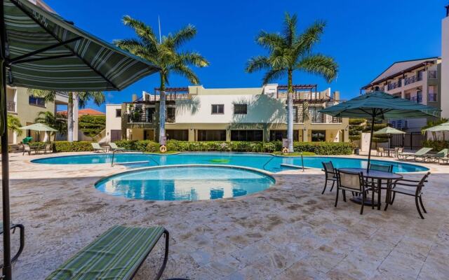 Beautiful 2BR Condo w Great Amenities Palmbeach