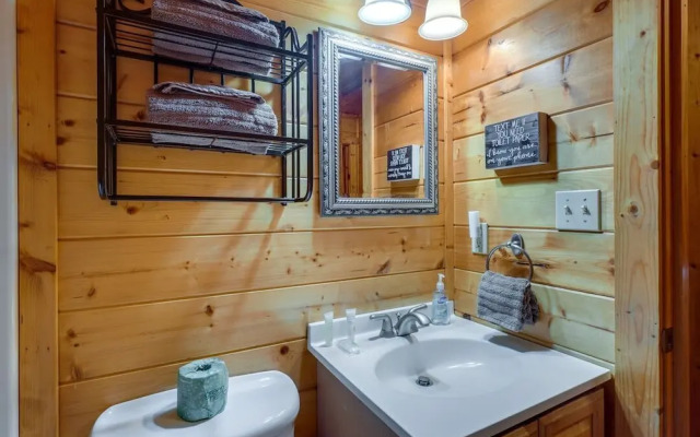 Gatlinburg Getaway - Private Theater Hot Tub