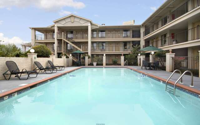 Days Inn & Suites by Wyndham Mobile