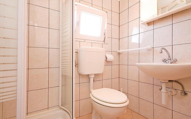 Beautiful Home in Banj With Wifi and 5 Bedrooms