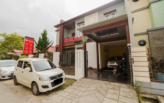 RedDoorz Syariah near Jam Gadang Bukittinggi 2