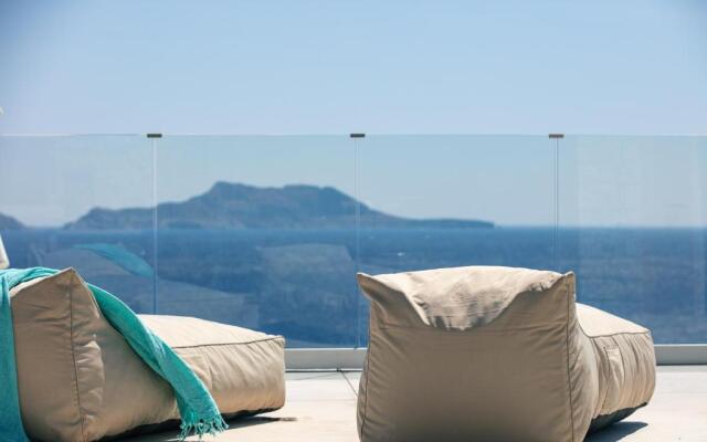 Seafront luxury villa with infinity pool & devine views!